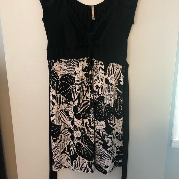 Black and white floral dress - Picture 3 of 3